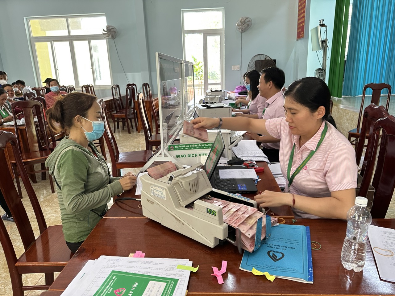 Ngân hàng chính sách xã hội huyện Cư M’gar thực hiện giao dịch tại điểm giao dịch xã Cư Suê